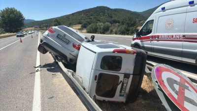 Bilecik’te aynı yönde seyir halindeki iki otomobilin sollama manevrası sırasında