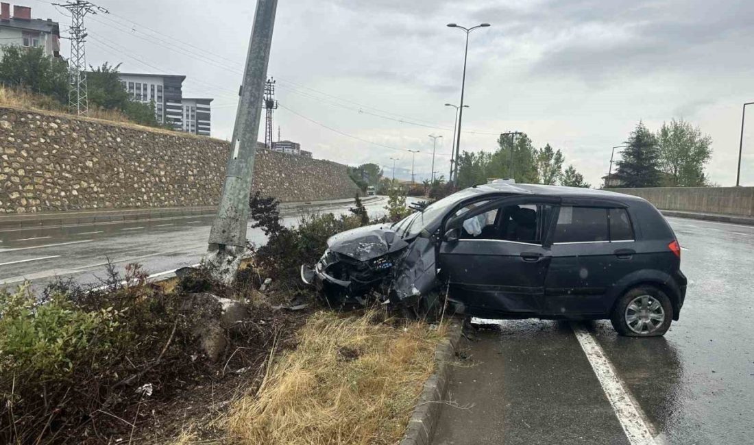 Kastamonu’da sağanak yağış sonrası yolda oluşan su birikintisine aracın kaptıran
