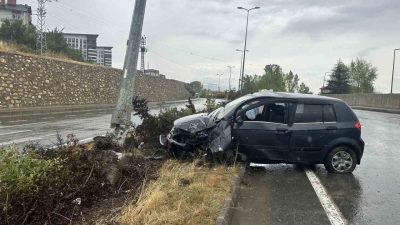 Kastamonu’da sağanak yağış sonrası yolda oluşan su birikintisine aracın kaptıran