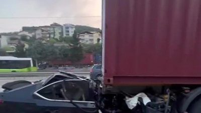 Kocaeli’de D100 Karayolu’nda tıra arkadan çarpan otomobil hurdaya döndü. Feci