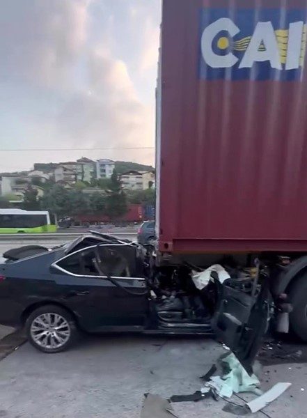 Kocaeli’de D100 Karayolu’nda tıra arkadan çarpan otomobil hurdaya döndü. Feci