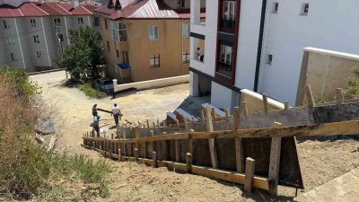 Tosya Belediyesi ekipleri tarafından ilçe genelinde yürütülen çevre düzenlemesi çalışmalarıyla