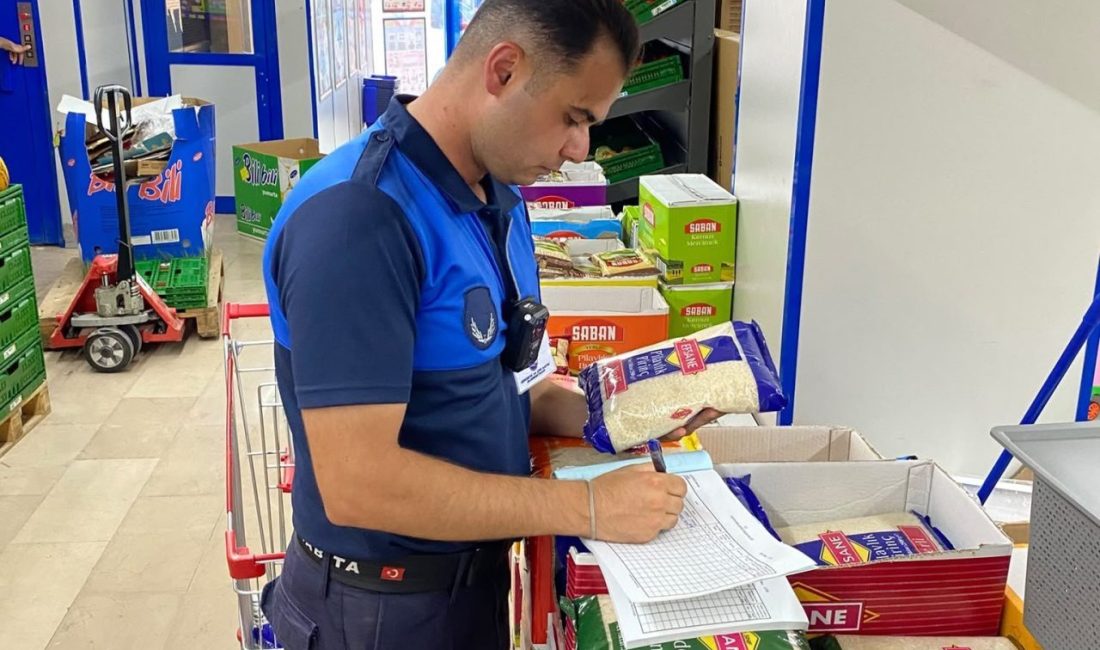 Tosya Belediyesi tarafından ilçede faaliyet gösteren marketlerdeki ürünlerin raf ve