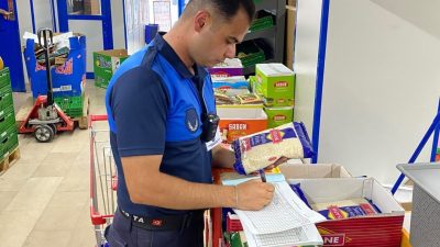Tosya Belediyesi tarafından ilçede faaliyet gösteren marketlerdeki ürünlerin raf ve