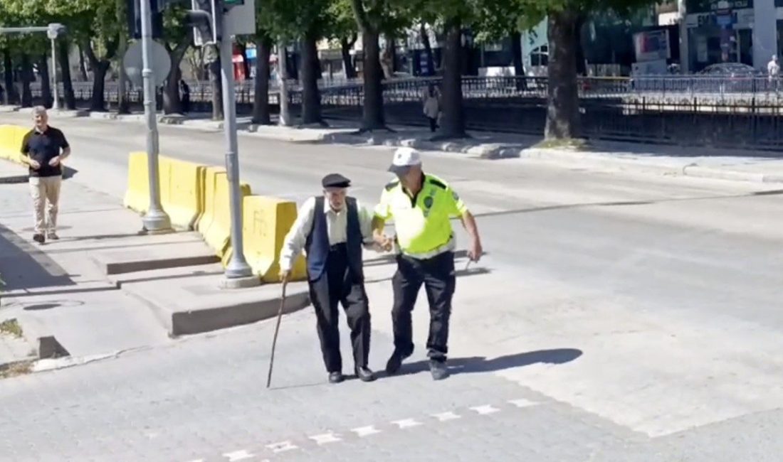 Kastamonu’da yürümekte güçlük çeken yaşlı adamı fark eden polis memuru