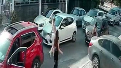 Trafikte araçtan inen 3 kadın çocuklu aileye saldırdı DÜZCE (İHA) – Düzce’de trafikte tartıştıkları ve içinde biri 7