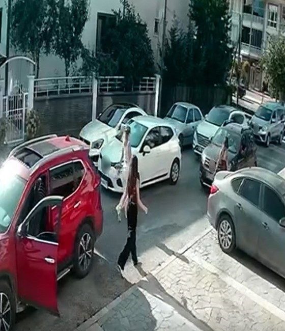 Trafikte araçtan inen 3 kadın çocuklu aileye saldırdı DÜZCE (İHA) – Düzce’de trafikte tartıştıkları ve içinde biri 7