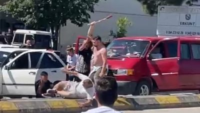 Sakarya’nın Adapazarı ilçesinde aralarında husumet bulunduğu öne sürülen kişiler arasında