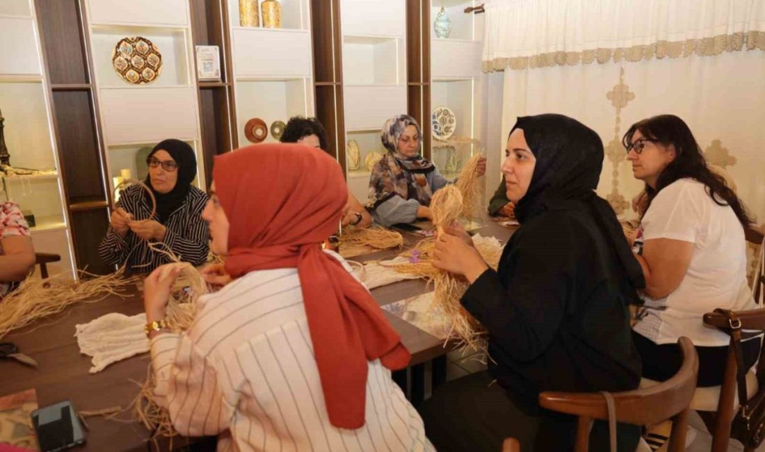 Üreten kadınların yeni adresi “Ana Kafe”de ilk atölye heyecanı Kocaeli’de kadınların sosyal hayata katılımını artırmak, el becerilerini geliştirmek ve