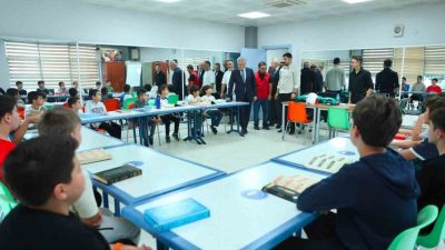 Düzce Valisi Mehmet Makas, Gençlik Merkezi bünyesinde düzenlenen yaz kurslarını