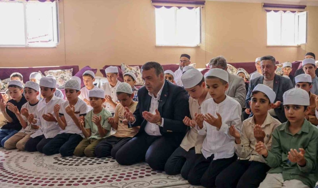 Vali Sözer hafız adaylarıyla bir araya geldi Bilecik Valisi Faik Oktay Sözer, hafız adaylarıyla bir araya geldi.