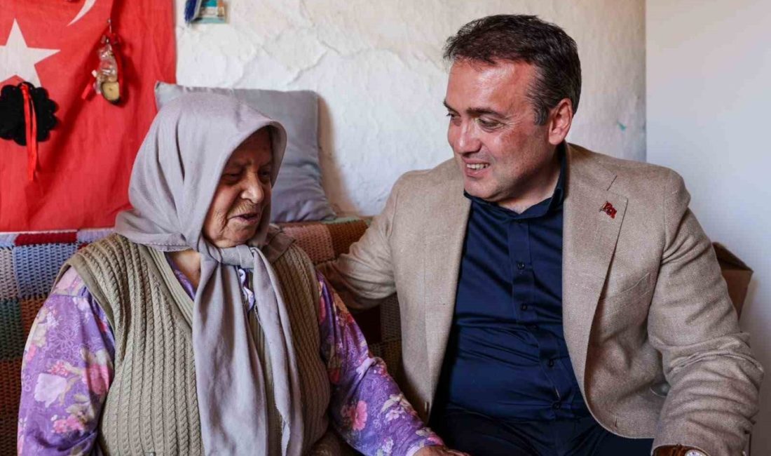 Bilecik Valisi Faik Oktay Sözer, yaşlı vatandaşı evinde ziyaret ederek
