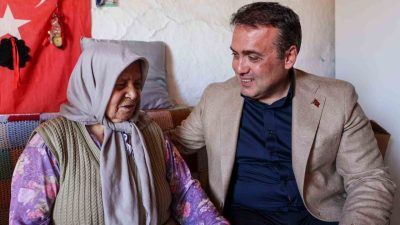 Bilecik Valisi Faik Oktay Sözer, yaşlı vatandaşı evinde ziyaret ederek