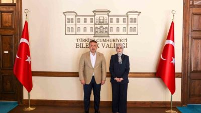 Vali Yardımcısı Betül Büyükkılıç görevine başladı Cumhurbaşkanlığı Kararnamesi ile Bilecik Vali Yardımcılığı görevine atanan Betül Büyükkılıç,