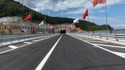 Yalova-Armutlu Yolu’nun hizmete girmesi, bölge halkı ve turistlerin yüzünü güldürdü.