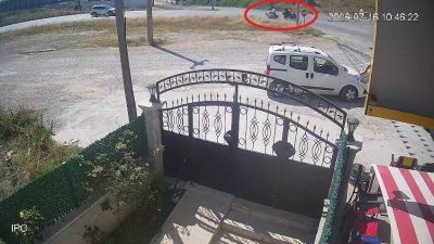Yalova’nın Çınarcık ilçesinde iki motosikletin çarpıştığı kaza kameraya anbean yansıdı.