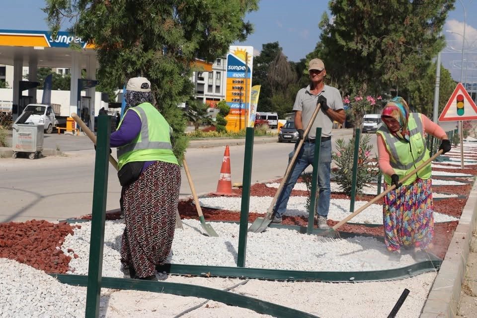 Bilecik’te yaya güvenliği için orta refüjlere demir çit monte edildi.