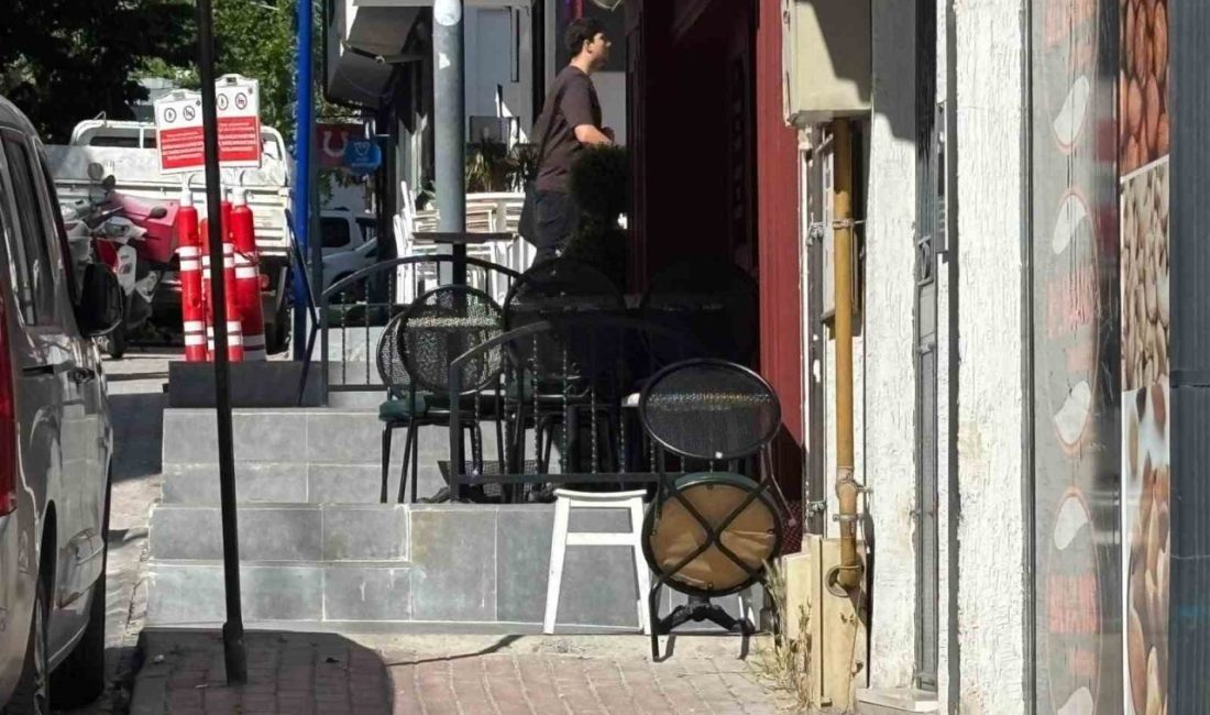 Bilecik’te yayalar işyerleri önüne konulan masa ve sandalyelerden kaldırımda yürüyemez