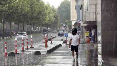 Sakarya’da yaz mevsiminin en sıcak günlerinden birinde aniden bastıran kuvvetli