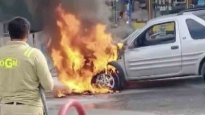 Kastamonu’nun Tosya ilçesinde seyir halindeki cip, motor aksamından çıkan yangın