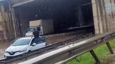 Kocaeli’nde aniden bastıran sağanak yağış hayatı felç etti. Cadde ve