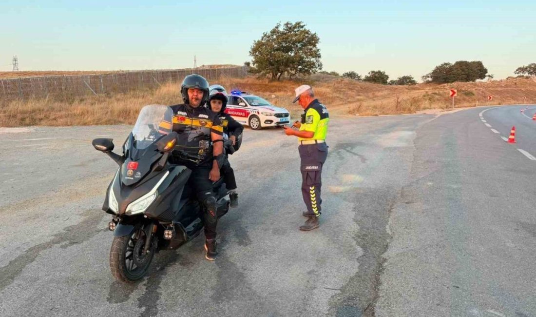 Bilecik’te motosiklet sürücülerine trafik bilgilendirmesi yapıldı. Söğüt İlçe Jandarma Komutanlığı