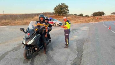 Bilecik’te motosiklet sürücülerine trafik bilgilendirmesi yapıldı. Söğüt İlçe Jandarma Komutanlığı