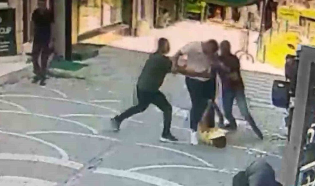 Geyve’de mimar ile belediye yöneticisi ve kardeşinin kavgası kamerada 🔊 Haberi Sesli Dinle Hazır ▶ Dinle ⏸ Duraklat ⏹