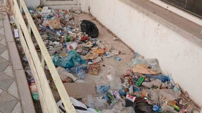 Bilecik’in Ertuğrulgazi Mahallesi Stadyum Sokak’taki 3 katlı metruk bina, çöplerle