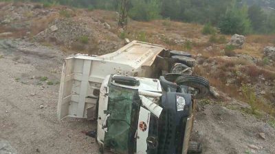 Bolu-Mudurnu kara yolunda yağış nedeniyle kayganlaşan yolda kontrolden çıkan hafriyat