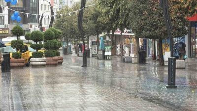 Bolu’da sabah saatlerinde başlayan sağanak, kentte günlük yaşamı olumsuz etkiledi.