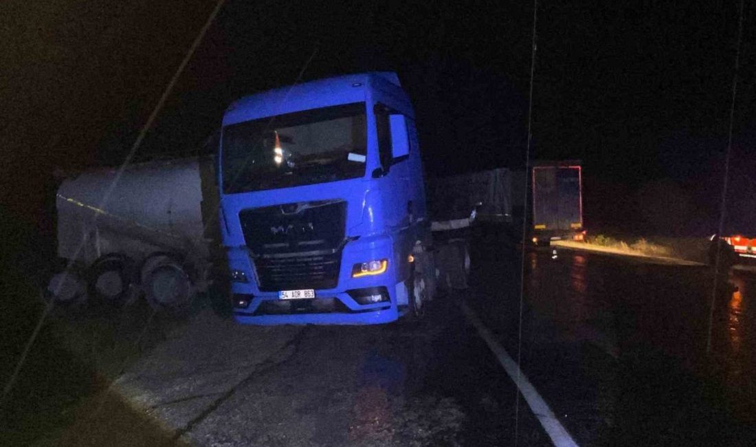Bolu’nun Mudurnu ilçesinde yağışın etkisiyle virajda kayan tır, karşı yönden