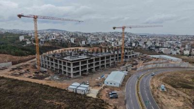 Çayırova Belediye Başkanı Bünyamin Çiftçi, yapımı devam eden 200 yataklı