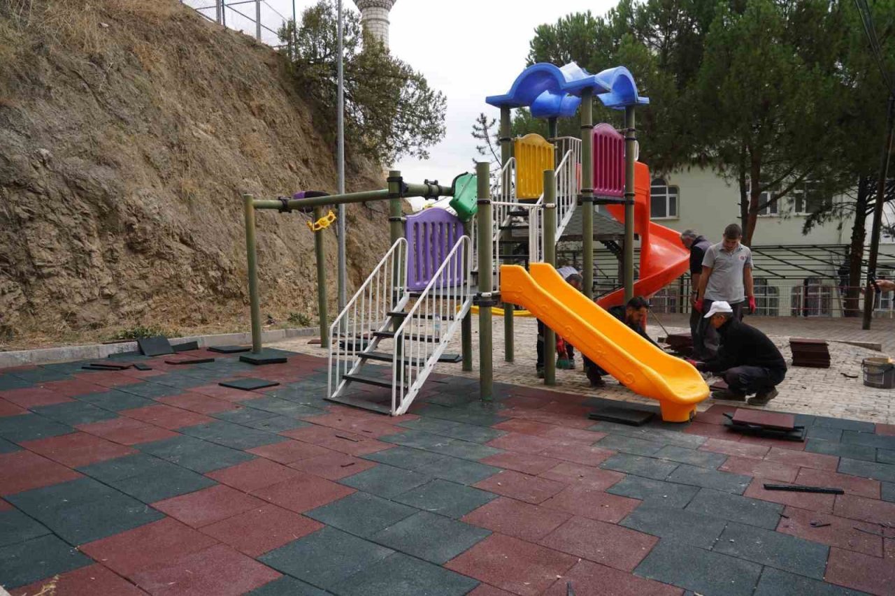 Bilecik Belediyesi, kent merkezindeki çocuk parkları ve oyun alanlarında zemin