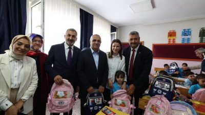 Dilovası’nda yeni eğitim-öğretim yılına başlayan 1. sınıf öğrencilerine kırtasiye malzemeleri