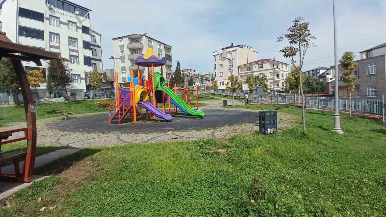 Dilovası’nda çocuk oyun alanları ve parklara bakım Dilovası Belediyesi, ilçe genelindeki park ve çocuk oyun alanlarında bakım,
