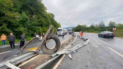 Düzce D-655 karayolunda makaslayan tır nedeniyle Zonguldak istikametine trafik dururken