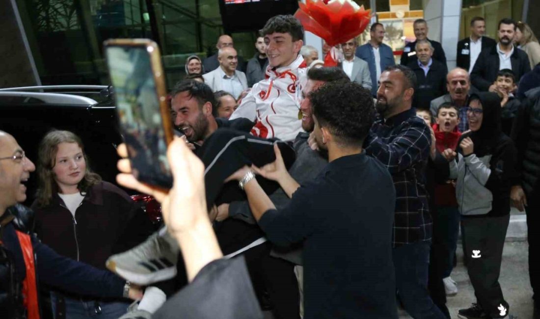 İtalya’da düzenlenen Kick Boks Dünya Şampiyonası’nda finale yükselen Milli Sporcu