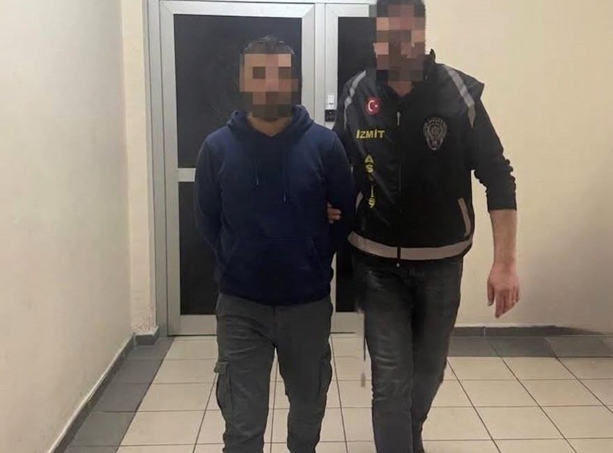Kocaeli’nin Kartepe ilçesinde kendisini polis olarak tanıtarak H.B.’yi 3 milyon
