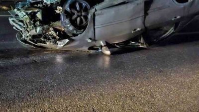 Sakarya’nın Kocaali-Karasu yolunda kontrolden çıkan otomobilin yol kenarında park halindeki