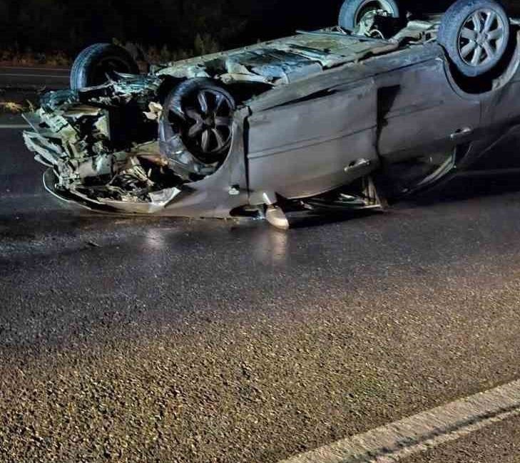Sakarya’nın Kocaali-Karasu yolunda kontrolden çıkan otomobilin yol kenarında park halindeki
