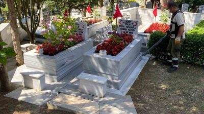 Kocaeli Büyükşehir Belediyesi ekipleri, kent genelindeki mezarlıklarda yürüttüğü bakım ve