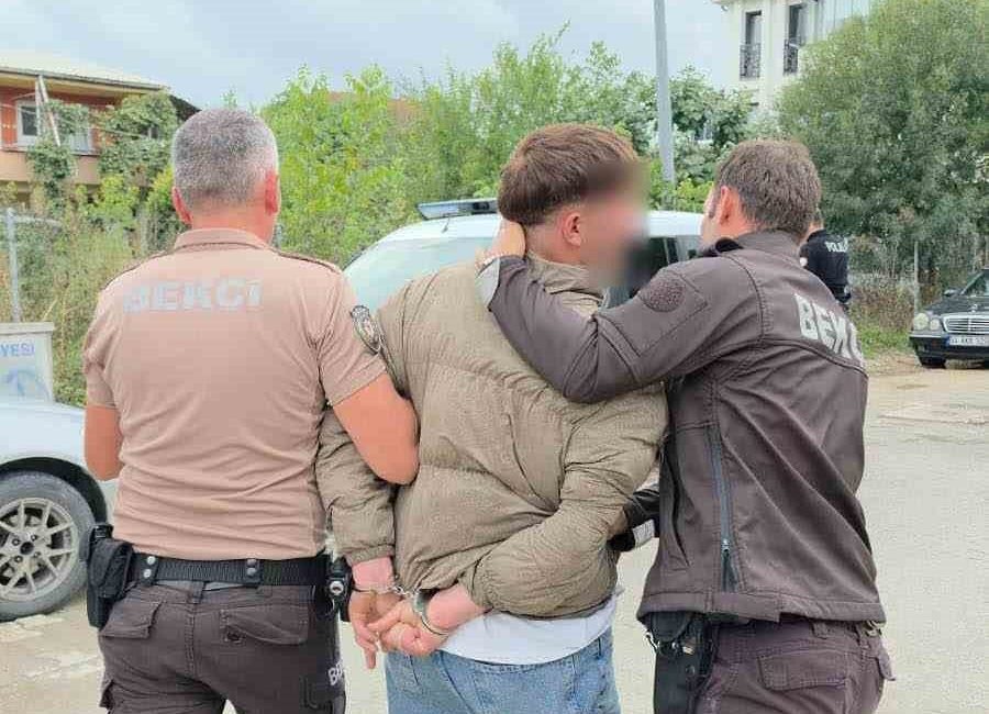 Akyazı’da hırsızlık şüphelileri tutuklandı: “Bunun yanında olduğum için beni aldı savcı” 🔊 Haberi Sesli Dinle Hazır ▶ Dinle ⏸ Duraklat ⏹