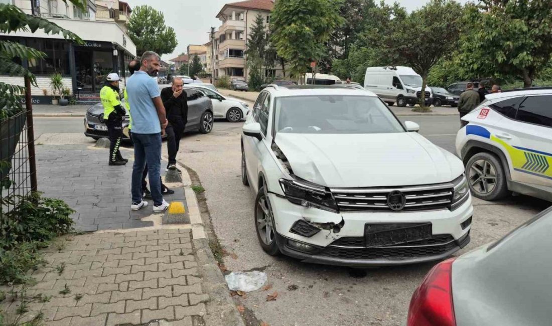 Düzce’nin Kültür Mahallesi’nde iki otomobilin çarpışması sonucu meydana gelen trafik