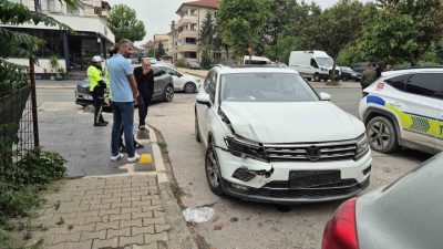 Düzce’nin Kültür Mahallesi’nde iki otomobilin çarpışması sonucu meydana gelen trafik
