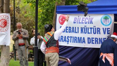 Bilecik’te düzenlenen Ahilik Haftası etkinliklerinde, ustalık başvurusu yapan bir kişinin