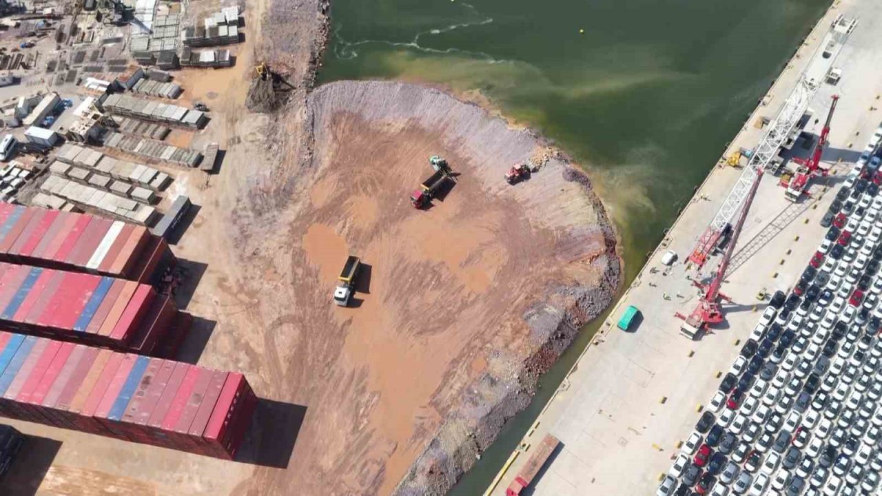 Kocaeli’nin Derince ilçesindeki Safiport Limanı’nın 2015 yılında 450 bin metrekare