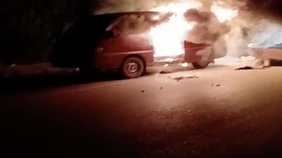 Kastamonu’nun Araç ilçesinde seyir halindeyken alevlere gelen minibüs kullanılmaz hale