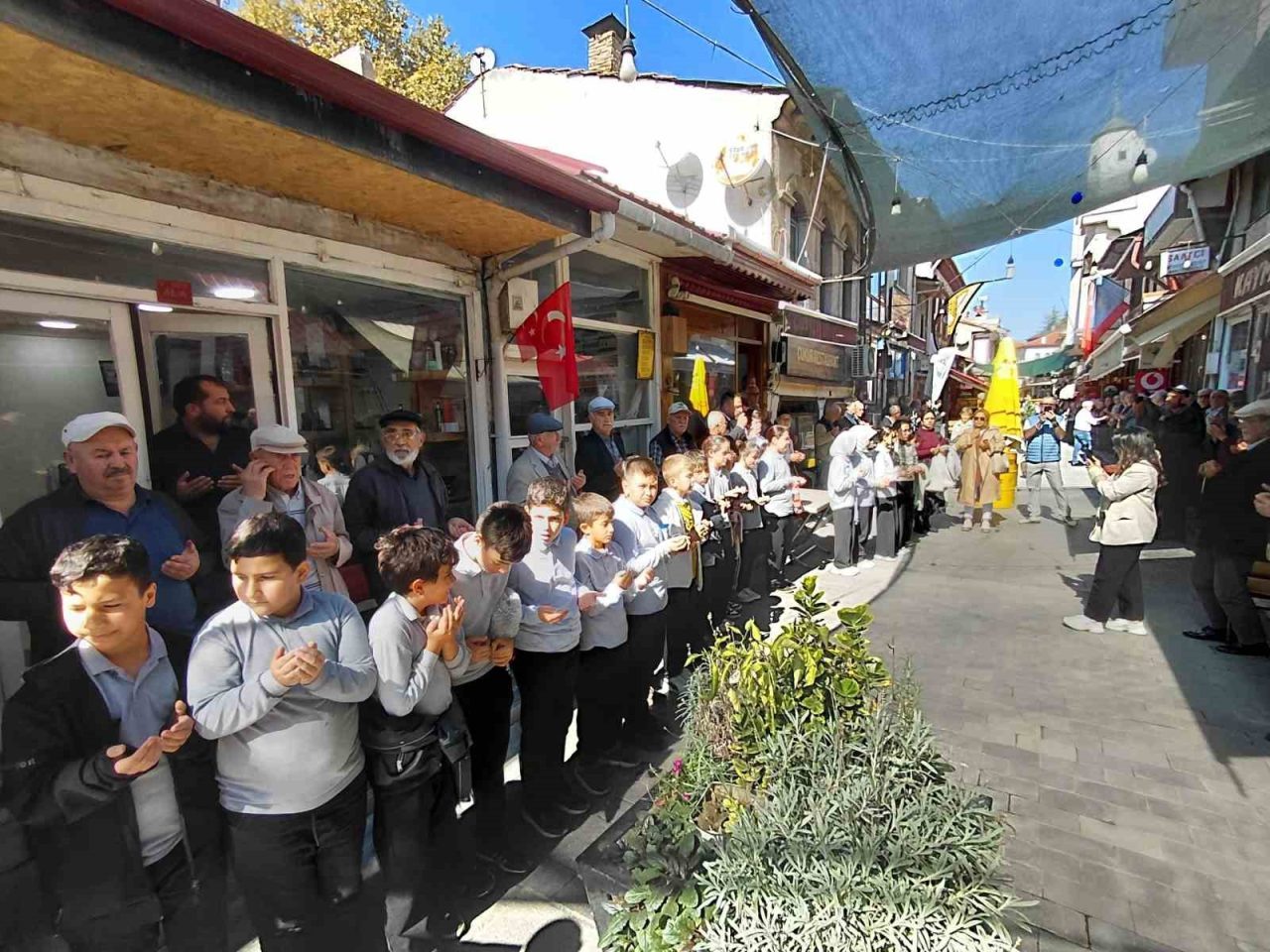 Bolu’nun Mudurnu ilçesinde, 7 asırdır her cuma sürdürülen esnaf duası