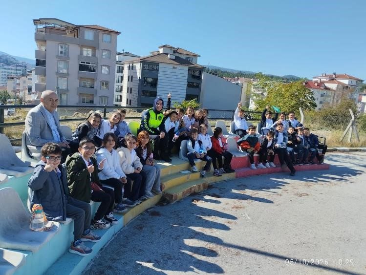 Bilecik’te öğrenciler trafik kurallarını uygulamalı öğrendi 🔊 Haberi Sesli Dinle Hazır ▶ Dinle ⏸ Duraklat ⏹